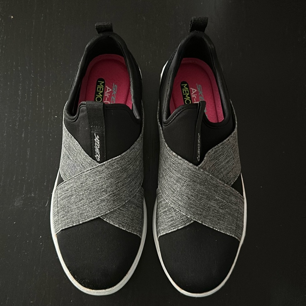 Sketchers NWOT memory foam slip-ons